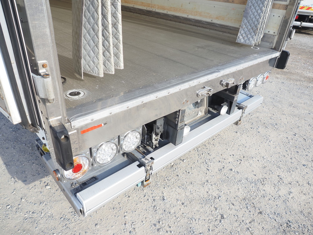 いすゞ フォワード 冷凍バン 中増t LKG-FTR90T2 年式 H28[写真17]