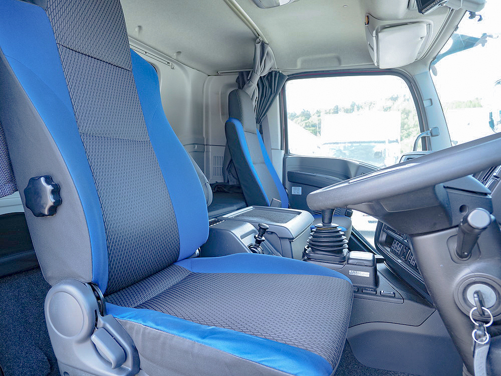 いすゞ ギガ ウイング車 大型 QPG-CYJ77B 年式 H28[写真30]