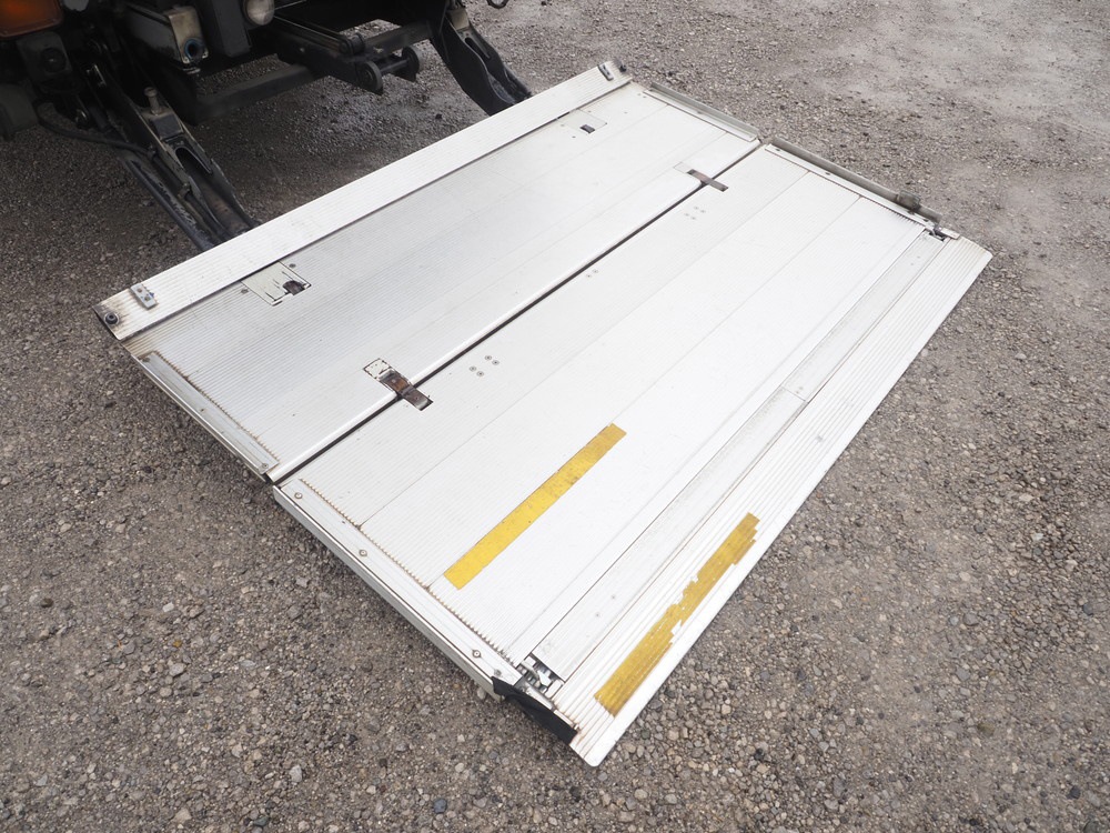 いすゞ フォワード 冷凍バン 中型 TKG-FRR90S2 年式 H27[写真18]