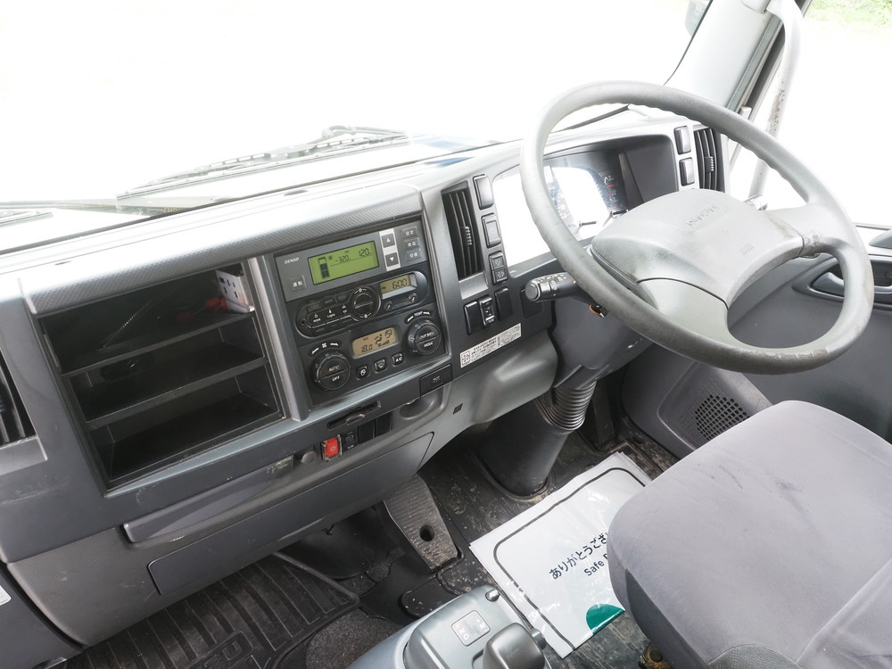 いすゞ フォワード 冷凍バン 中型 TKG-FRR90T2 年式 H28[写真24]